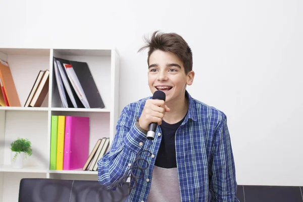 Teen Veya Mikrofon Evde Şarkı Ile Taşımak Çocuk — Stok fotoğraf