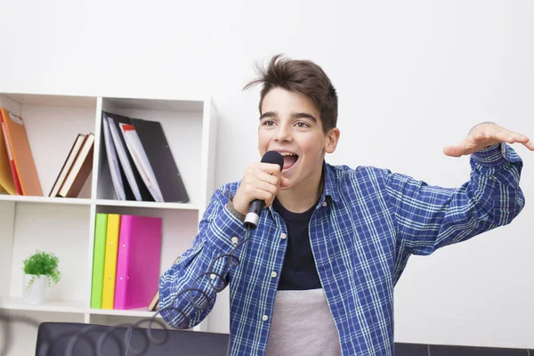 Bambino Adolescente Preadolescente Con Microfono Che Canta Casa — Foto Stock