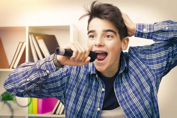 Παιδιά Έφηβος Preteen Μικρόφωνο Τραγουδώντας Στο Σπίτι — Φωτογραφία Αρχείου