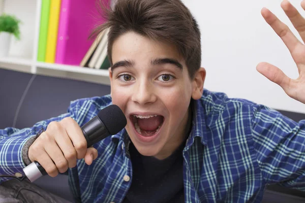 Çocuk Genç Veya Evde Şarkı Mikrofon Ile Taşımak — Stok fotoğraf