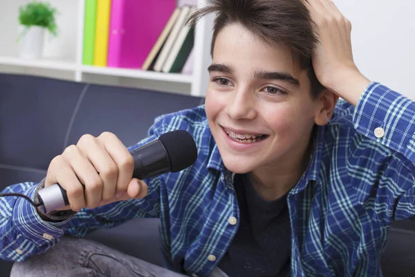 Niños Adolescentes Preadolescentes Con Micrófono Cantando Casa —  Fotos de Stock