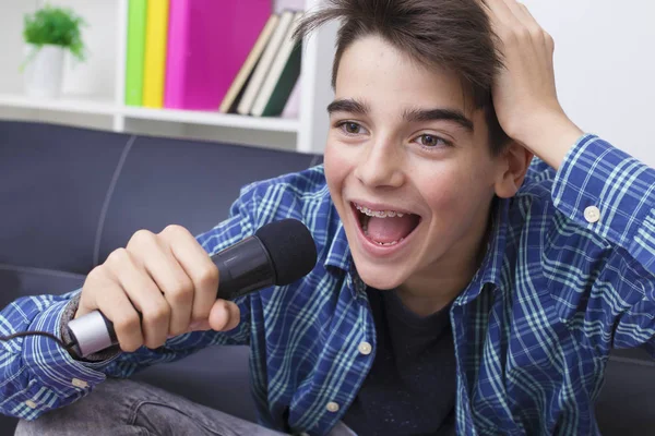 Niños Adolescentes Preadolescentes Con Micrófono Cantando Casa —  Fotos de Stock