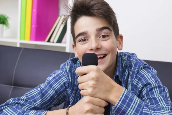 Niños Adolescentes Preadolescentes Con Micrófono Cantando Casa — Foto de Stock