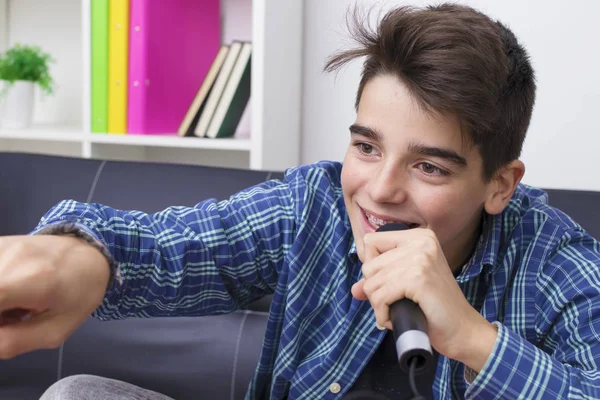 Niños Adolescentes Preadolescentes Con Micrófono Cantando Casa — Foto de Stock