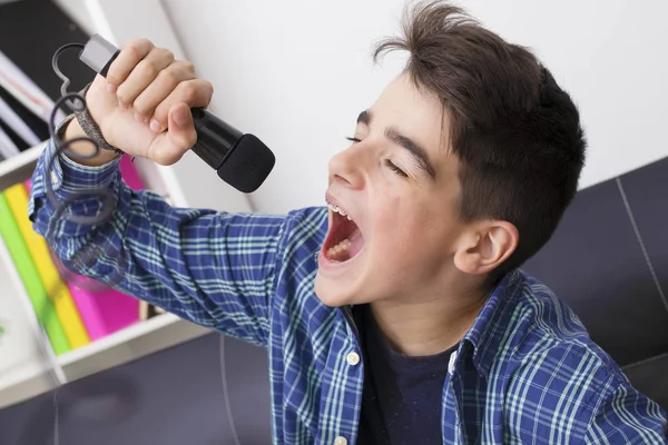 Criança Adolescente Pré Adolescente Cantando Com Microfone — Fotografia de Stock