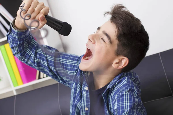 Kinder Jugendliche Oder Frühchen Singen Mit Dem Mikrofon — Stockfoto