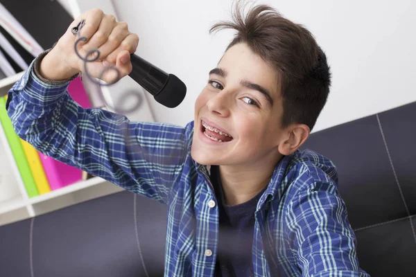 Criança Adolescente Pré Adolescente Cantando Com Microfone — Fotografia de Stock