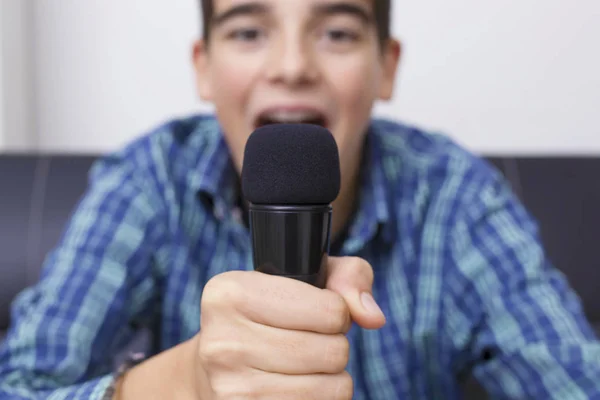 Criança Adolescente Pré Adolescente Cantando Com Microfone — Fotografia de Stock