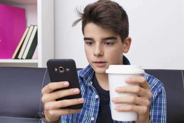 Niño Adolescente Preadolescente Con Teléfono Móvil Taza —  Fotos de Stock