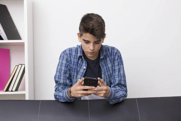 Niño Adolescente Preadolescente Con Teléfono Móvil —  Fotos de Stock