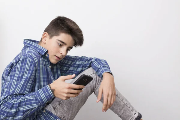 Niño Adolescente Preadolescente Con Teléfono Móvil — Foto de Stock