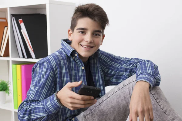 Niño Adolescente Preadolescente Con Teléfono Móvil —  Fotos de Stock