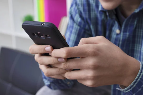 Barn Tonåring Eller Preteen Med Mobiltelefon — Stockfoto