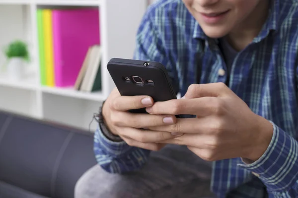 Barn Tonåring Eller Preteen Med Mobiltelefon — Stockfoto