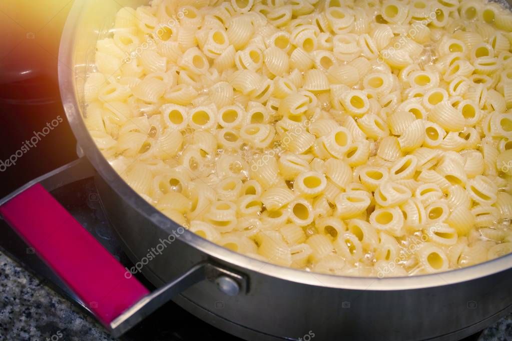 macaroni pot koken — stockfoto © carballo #188935460