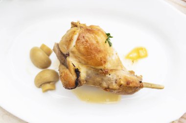 Tavşan eti pişmiş yemek