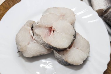 ham dilimlenmiş hake balık