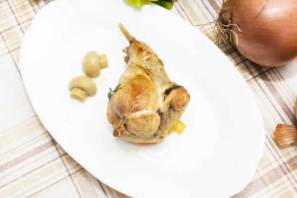 Carne Coniglio Nel Piatto Cucinato — Foto Stock