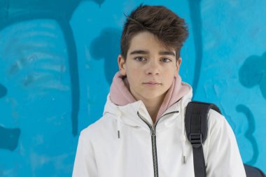 Teen ya da sokakta varoluş öğrenci