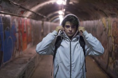 genç genç veya şehrin yeraltı varoluş