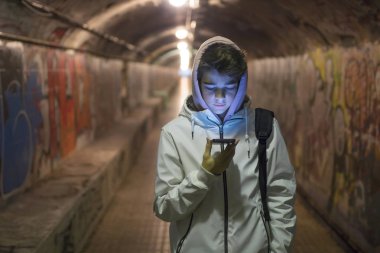 Genç öğrenci kasabasında cep telefonu konuşurken