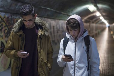 arkadaşlar şehrin yeraltı