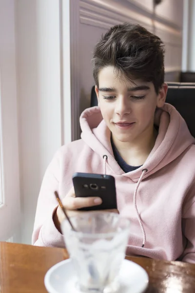 Tonåring Eller Preteen Barn Med Mobiltelefon Och Cup — Stockfoto