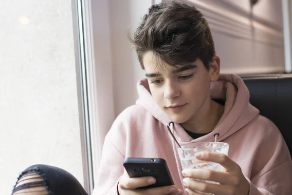 Tonåring Eller Preteen Barn Med Mobiltelefon Och Cup — Stockfoto