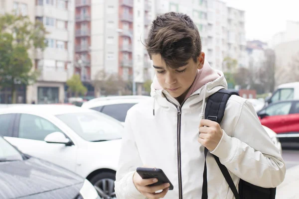 Jeune Adolescent Préadolescent Dans Rue Avec Téléphone Mobile — Photo