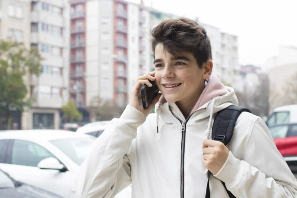 Giovane Adolescente Preadolescente Strada Con Telefono Cellulare — Foto Stock