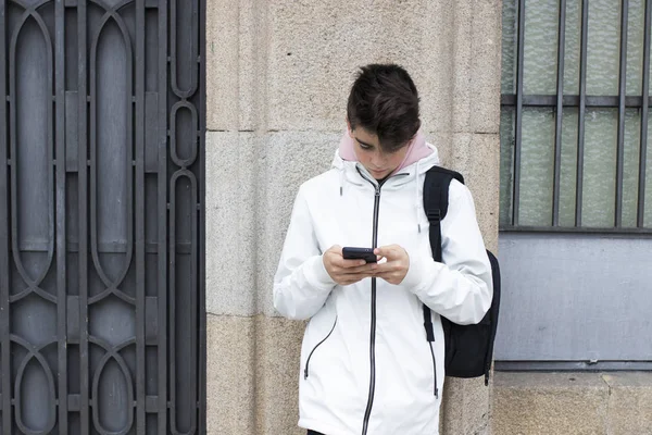 Jonge Tiener Preteen Straat Met Mobiele Telefoon — Stockfoto