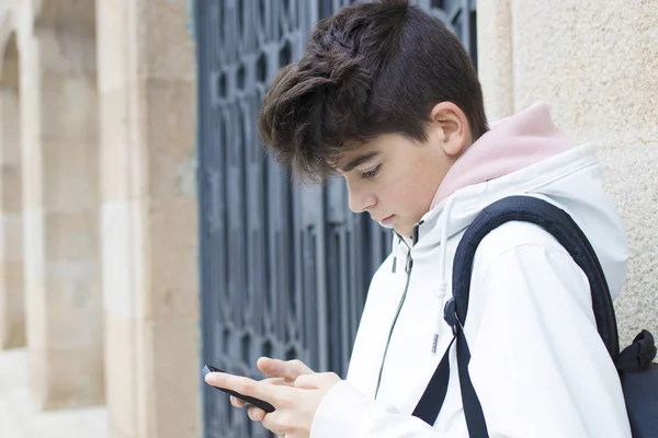 Jovem Adolescente Pré Adolescente Rua Com Telefone Celular — Fotografia de Stock