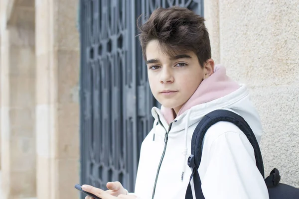 Giovane Adolescente Preadolescente Strada Con Telefono Cellulare — Foto Stock