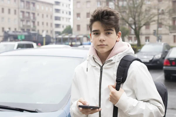 Jonge Tiener Preteen Straat Met Mobiele Telefoon — Stockfoto