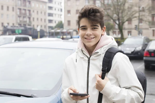 Jovem Adolescente Pré Adolescente Rua Com Telefone Celular — Fotografia de Stock