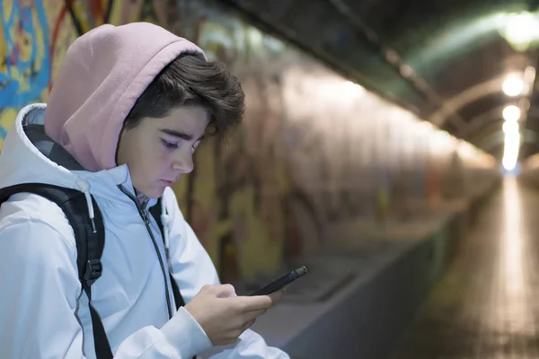 Estudiante Adolescente Hablando Por Teléfono Móvil Ciudad — Foto de Stock