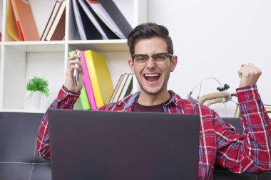 Genç Yetişkin, genç ya da öğrenci dizüstü bilgisayar vasıl ev ile