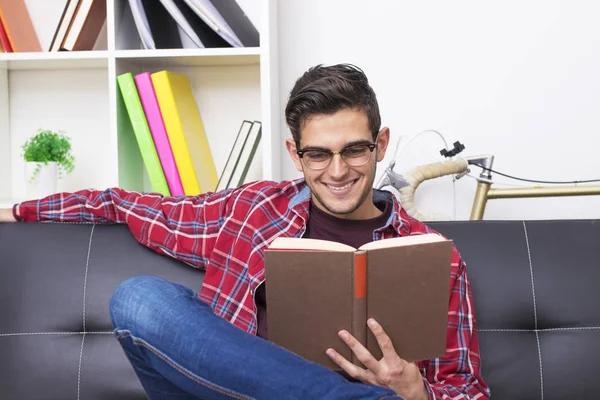 Jeune Adulte Lire Livre Dans Canapé Maison Appartement — Photo