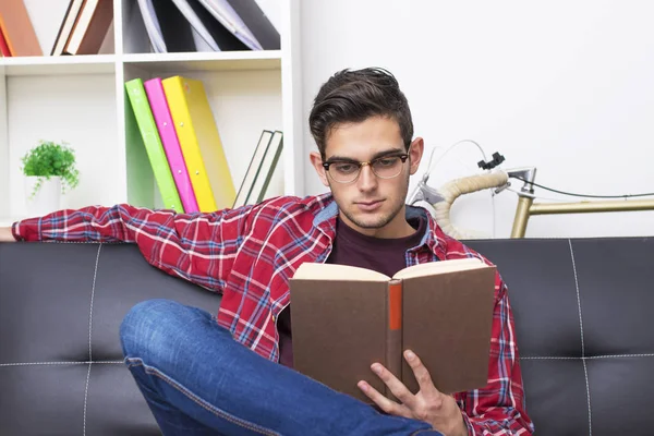 Jovem Adulto Lendo Livro Casa Apartamento Sofá — Fotografia de Stock