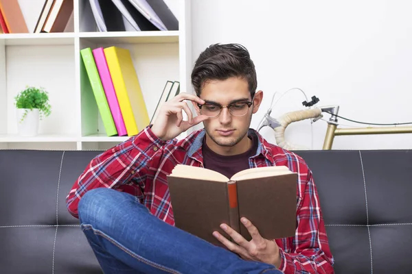 Genç Yetişkin Veya Apartman Kanepede Kitap Okuma — Stok fotoğraf