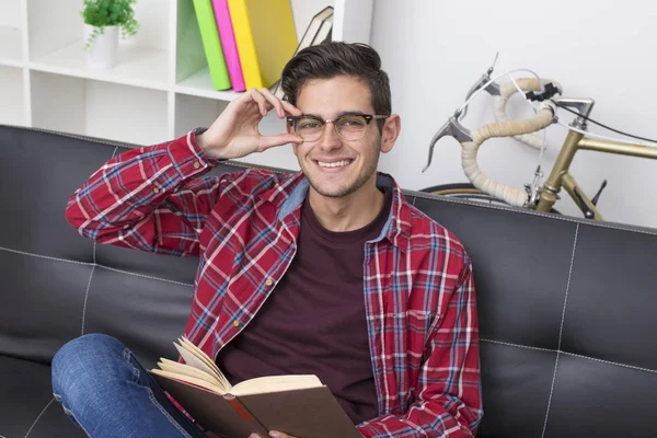 Giovane Adulto Adolescente Che Legge Libro Casa — Foto Stock