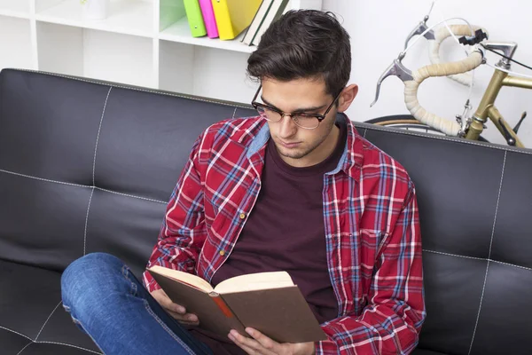 Jong Volwassene Lezen Van Het Boek Het Huis Appartement Sofa — Stockfoto