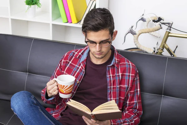 Adulto Jovem Adolescente Lendo Livro Casa — Fotografia de Stock