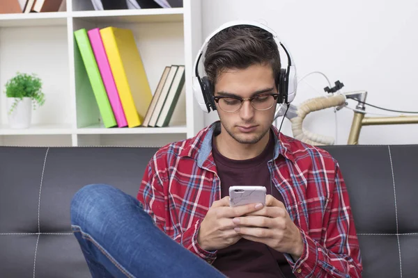 Jeune Adulte Adolescent Avec Téléphone Portable Écouteurs Maison — Photo