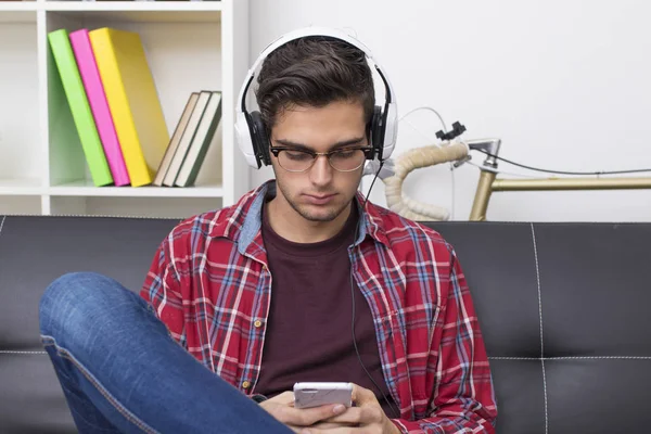 Adulto Joven Adolescente Con Teléfono Móvil Auriculares Casa — Foto de Stock