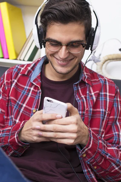 Mladý Dospělý Nebo Teenager Mobilní Telefon Sluchátka Doma — Stock fotografie