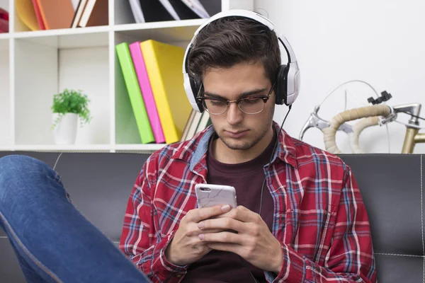 Adulto Joven Adolescente Con Teléfono Móvil Auriculares Casa —  Fotos de Stock