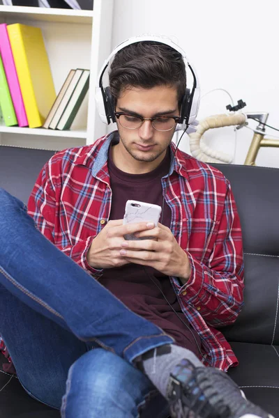 Junger Erwachsener Oder Teenager Mit Handy Und Kopfhörer Hause — Stockfoto