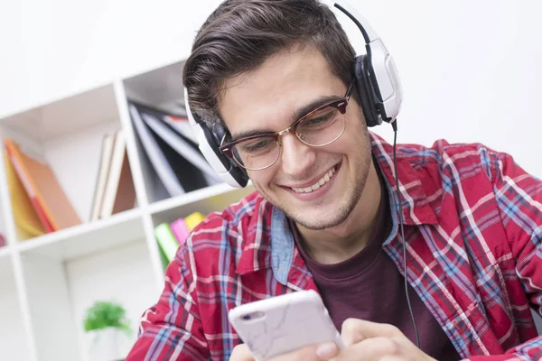 Retrato Joven Sonriendo Con Teléfono Móvil Auriculares — Foto de Stock