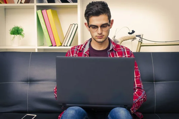 Ung Vuxen Tonåring Eller Student Med Den Bärbara Datorn Hemma — Stockfoto